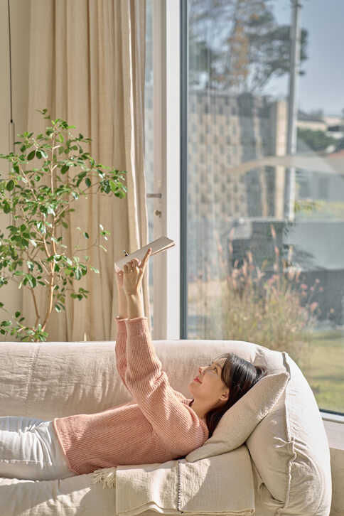 편한 자세로 독서하며 휴식하는 사람