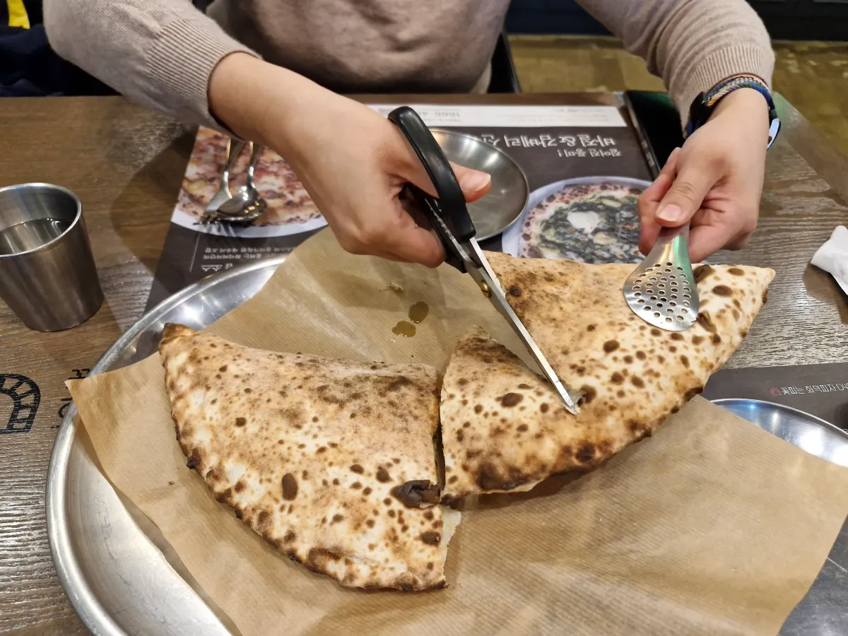 깔조네를-자르고-있는-여성