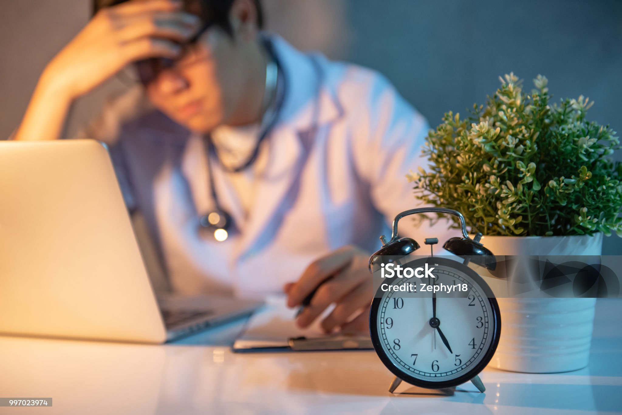 야근 많은 직장인을 위한 건강 루틴 (피로회복, 스트레칭, 수분보충)