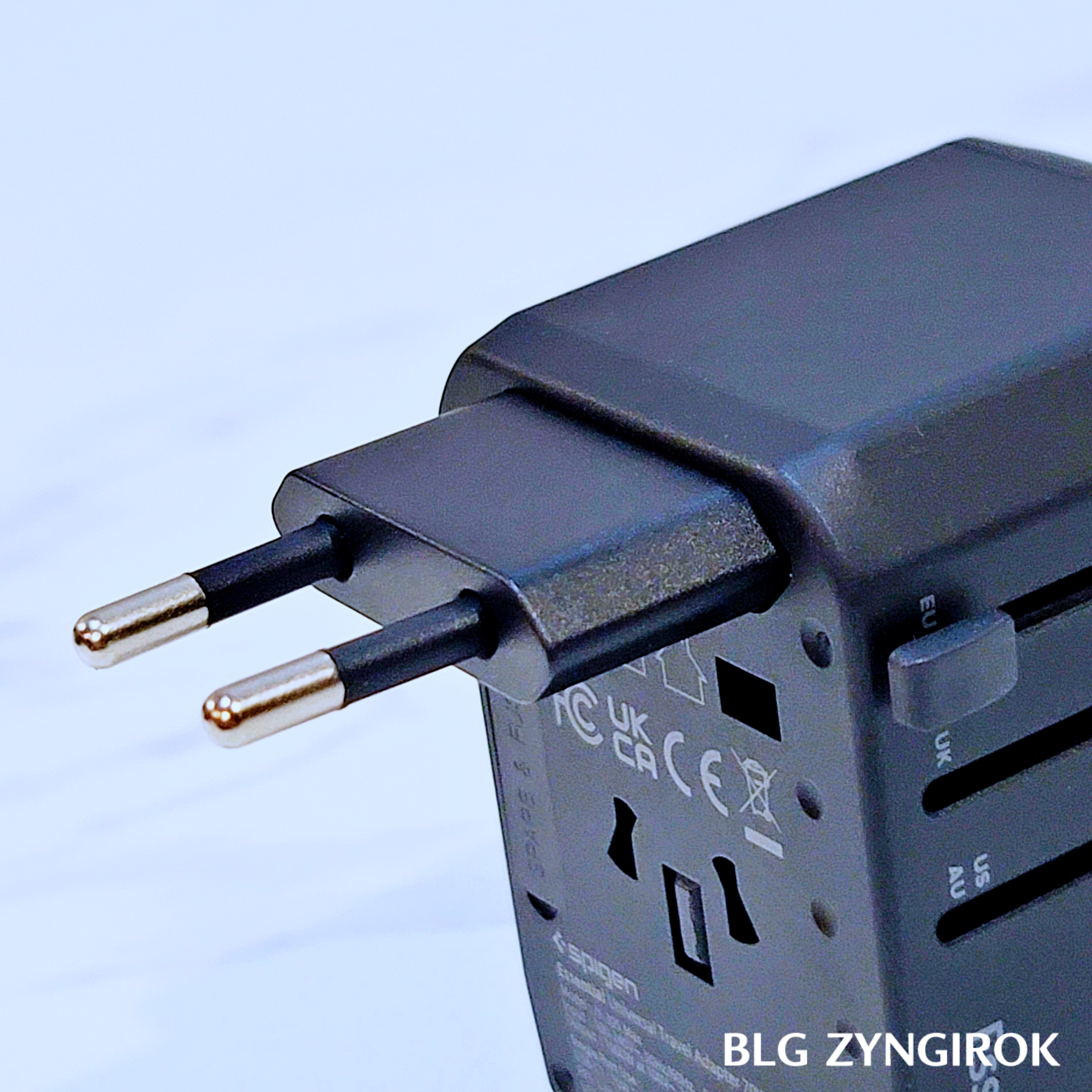 슈피겐 여행용 어댑터 - 콘센트 모습이다.