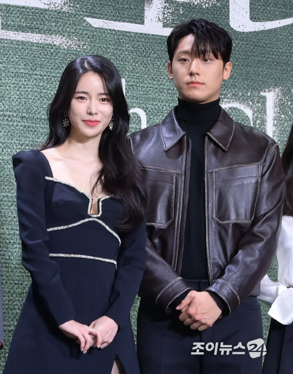 배우 임지연과 이도현과 '더글로리' 제작발표회에서 사진 촬영을 하고 있다. [사진=정소희 기자]