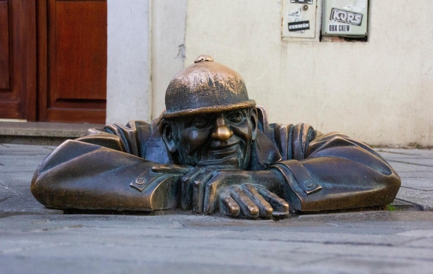 슬로바키아 브라티슬라바 구시가지 길바닥 맨홀에서 웃으며 고개를 내밀고 있는 청동 작업자 동상 '추밀(Cumil)'.