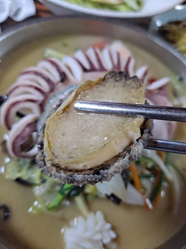 백짬뽕 전복 올리다