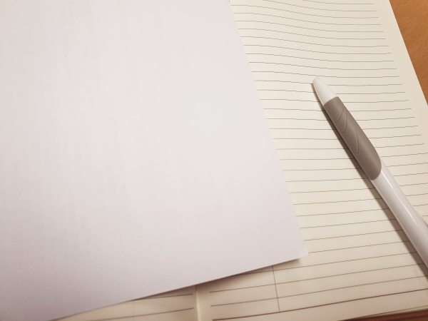 서류위에-놓인-펜