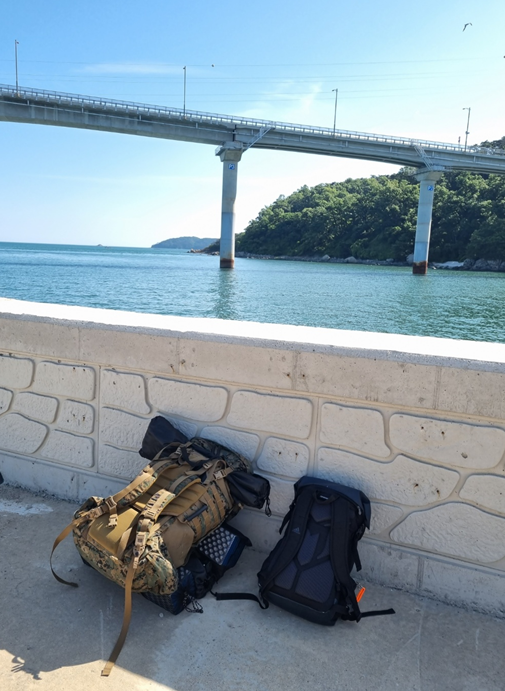 진리항구와-백패킹가방