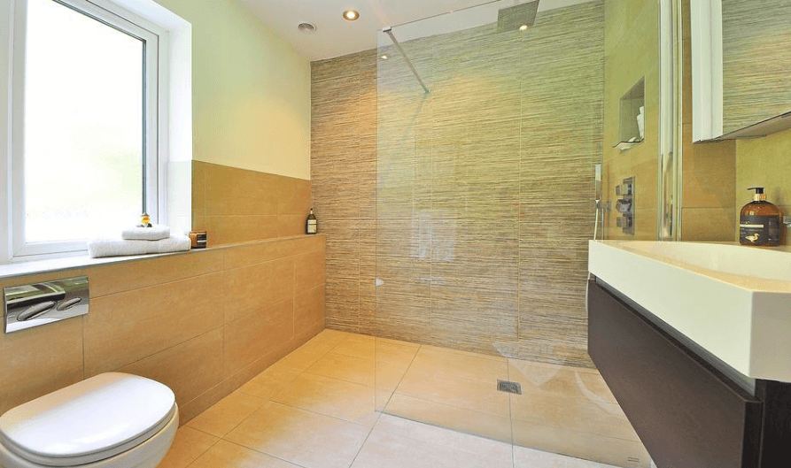 햇빛이 밝게 비치는 욕실의 전경