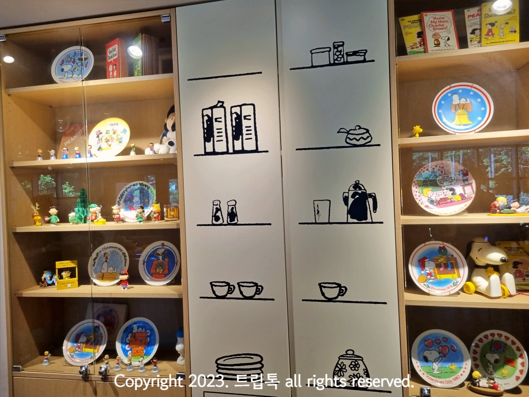 동그란 접시와 인형이 전시되어있다.