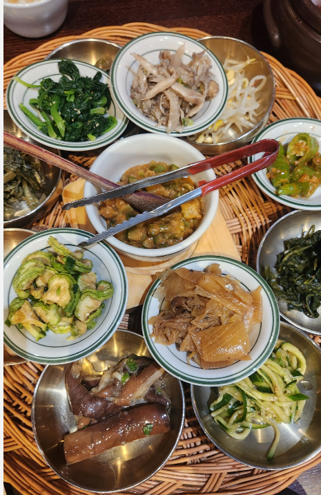 보릿고개 보리밥 정식의 여러 나물 이미지