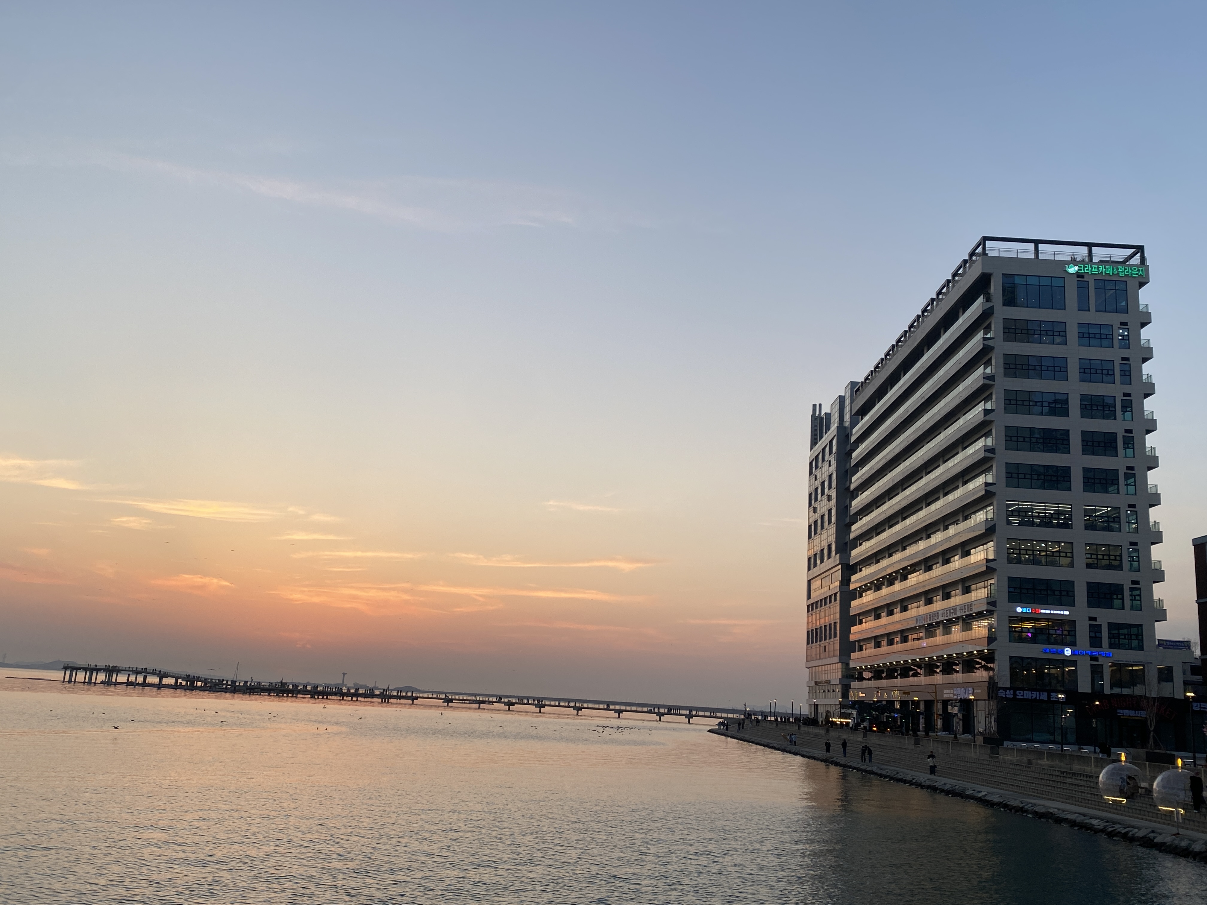 해질 무렵 경관브릿지와 거북섬 상가 야경의 조화