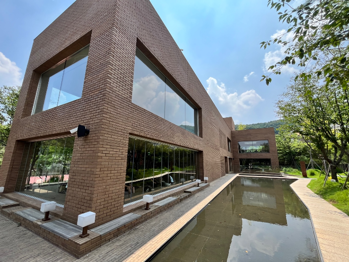 박물관 같은 웅장한 모습