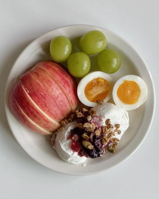 사과, 계란, 요거트, 견과류 등 정갈하게 담겨있는 접시