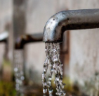 일상에서 접하는 수돗물과 피부 접촉에 대한 참고 이미지