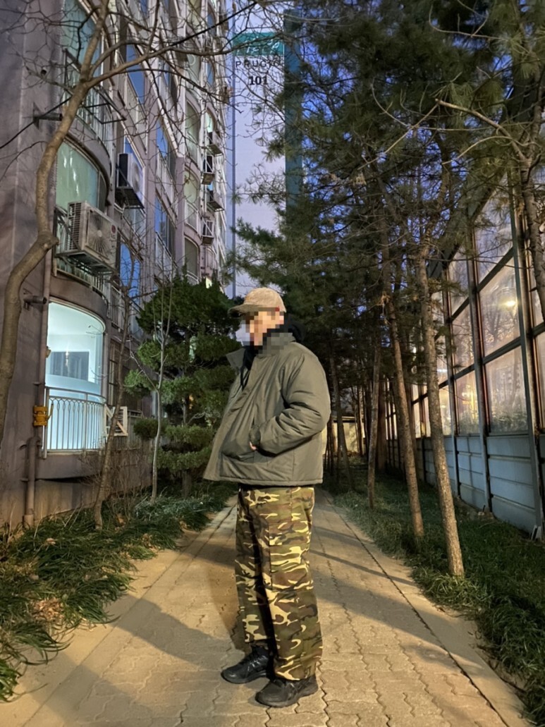 데일리룩(오뭘입)보세 털모자, 유니폼브릿지 숏파카패딩 ,무탠다드 후드티, 위캔더스 WKNDRS 카모카고, 아식스조그100, 남자데일리룩, 남자데일리코디, 남자데일리패션, ootd
