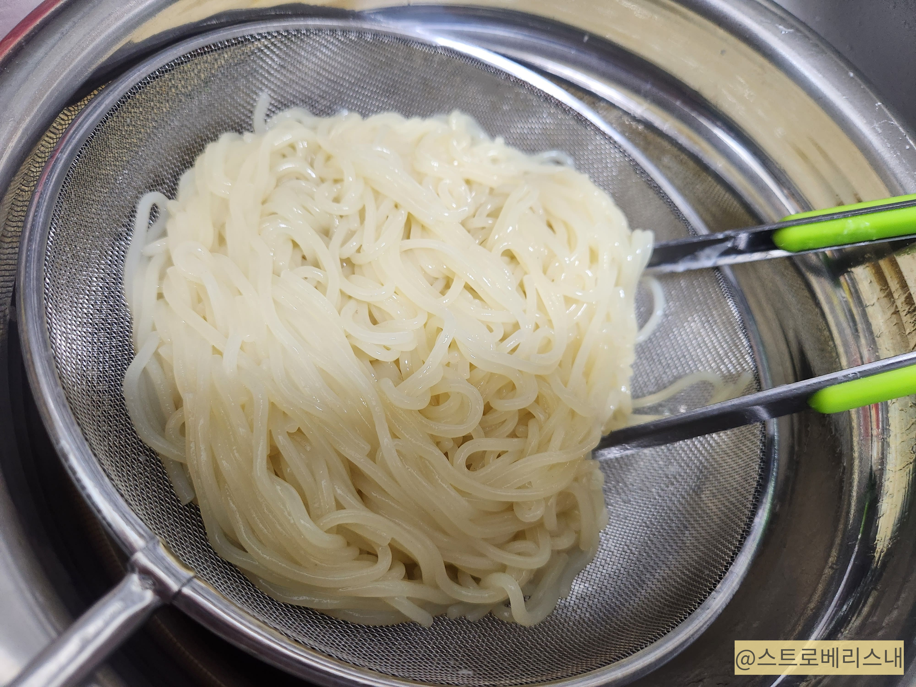 익은 쫄면은 차가운물에 식혀주기