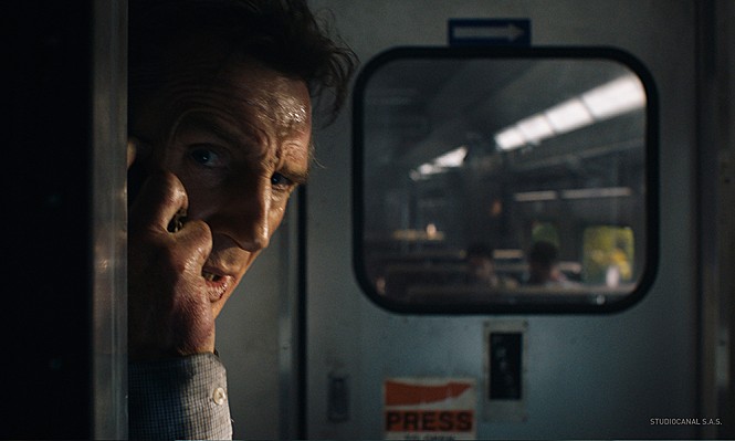 기차안에서 긴장감이 가득하다.
주인공 마이클이 상기된 얼굴로 전화를 받고 있다.