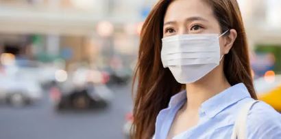 마스크 착용하고있는 여성 사진