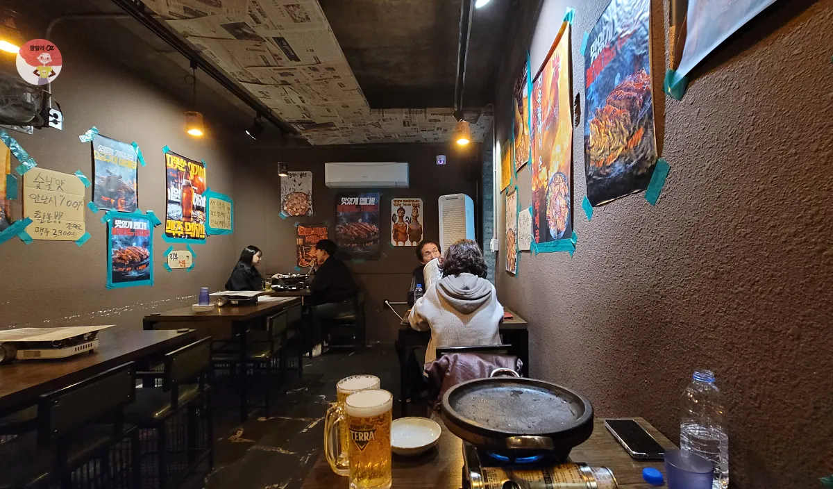 서울 종로구 04판 대학로점,벽에 메뉴와 포스터가 붙은 아늑한 식당 내부