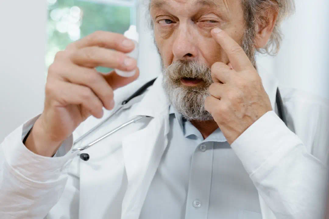 결막염 치료 후 안약넣고 있는 모습2