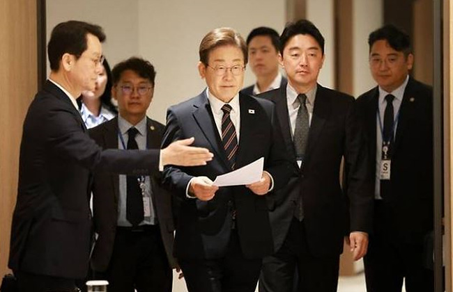 제2차 비상경제점검 태스크포스(TF) 회의에 입장하는 대통령 사진