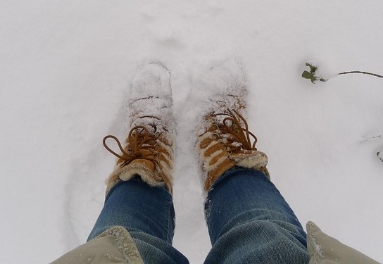어그를 신고 눈 위에 서있는 사람의 발