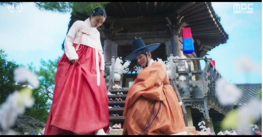 꽃신을 신겨주는 장면