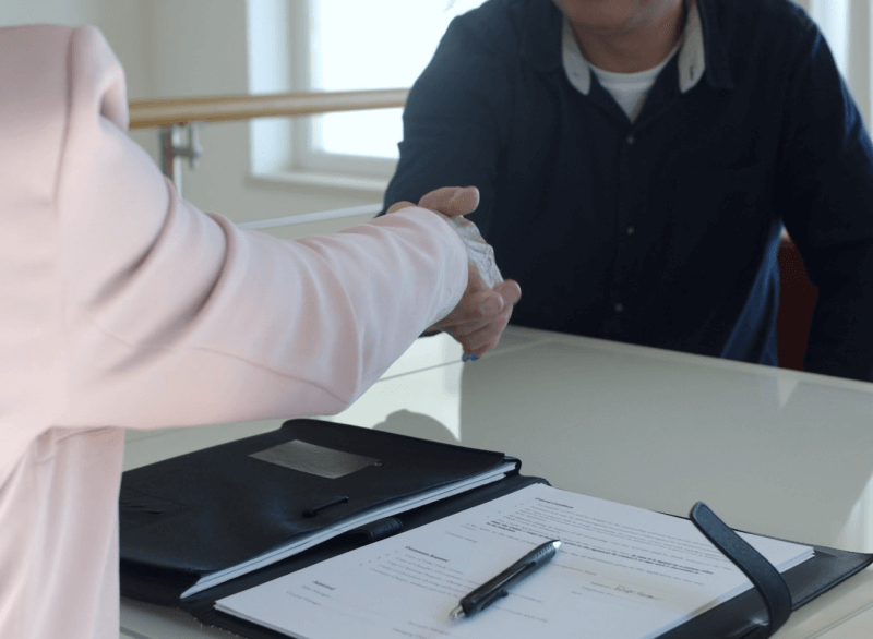 부동산-계약-악수