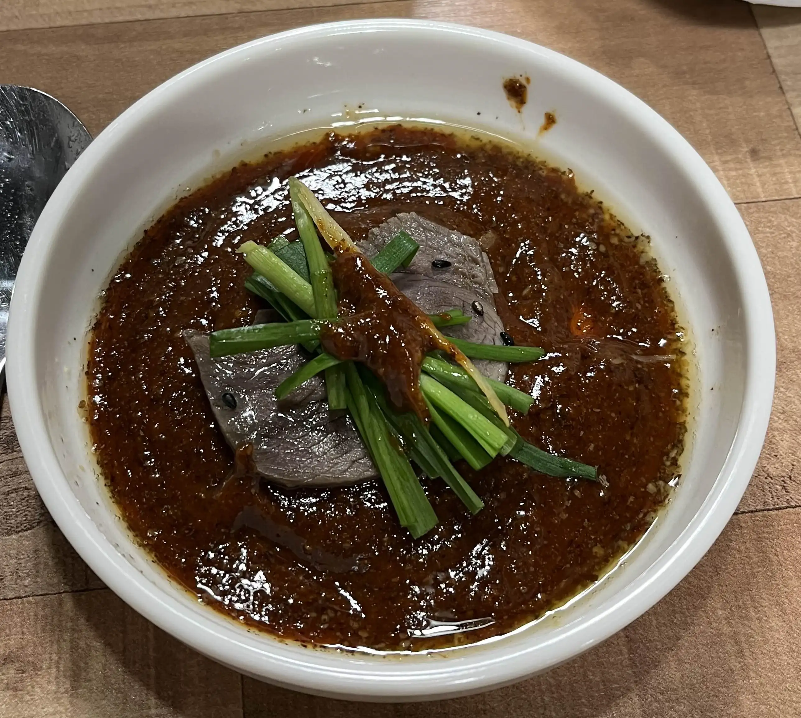 고기를 소스에 넣은 모습
