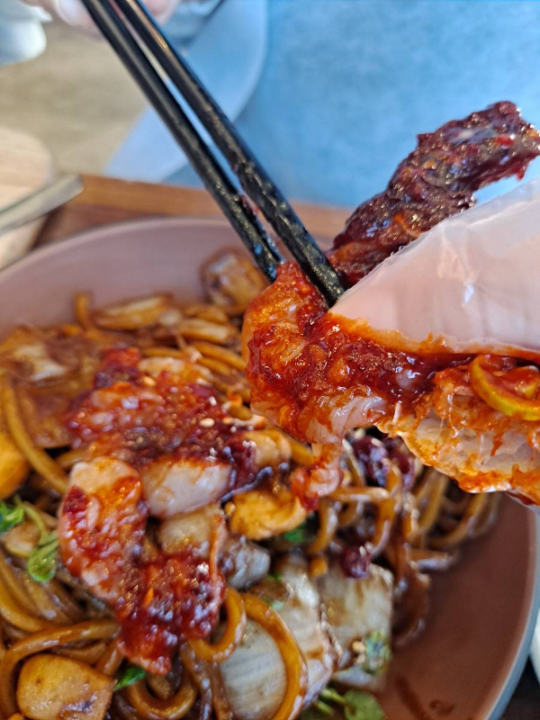 양념게장 속살 짜내다