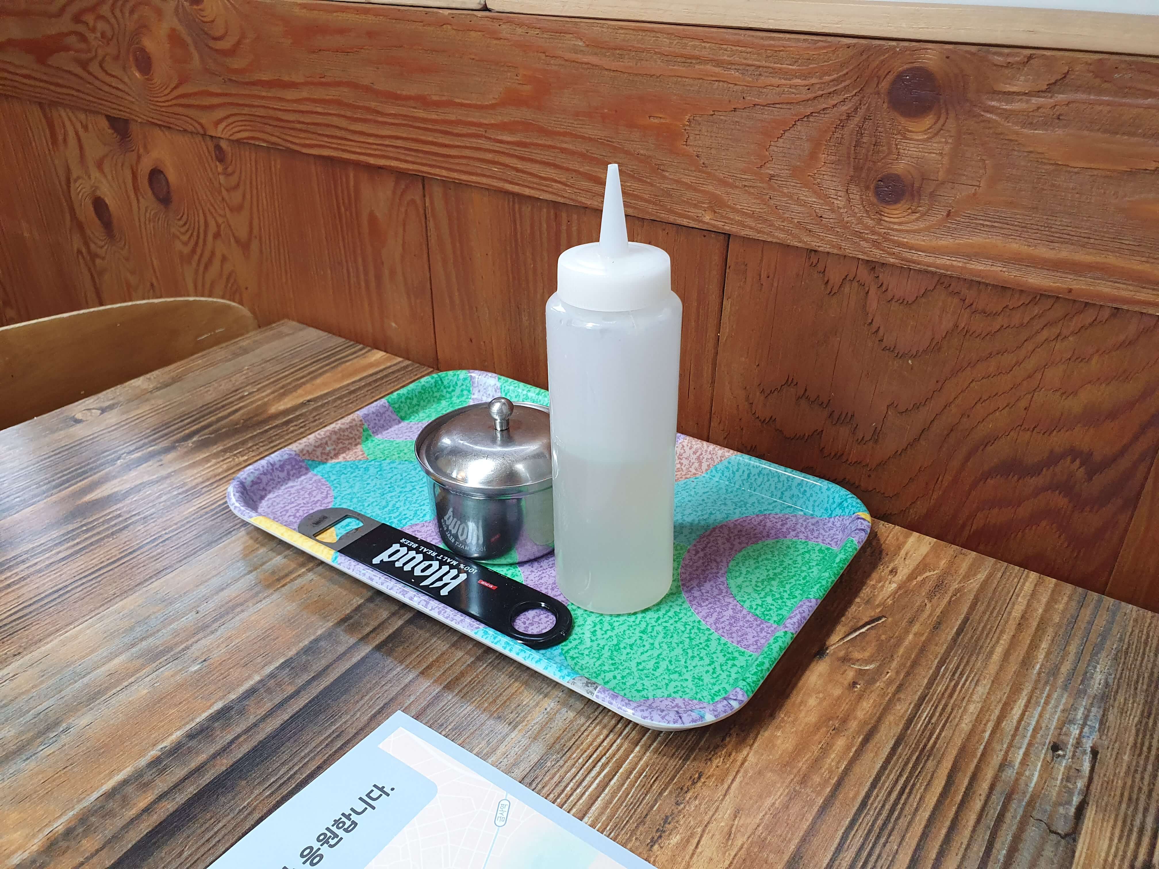 테이블 세팅 고추가루, 식초