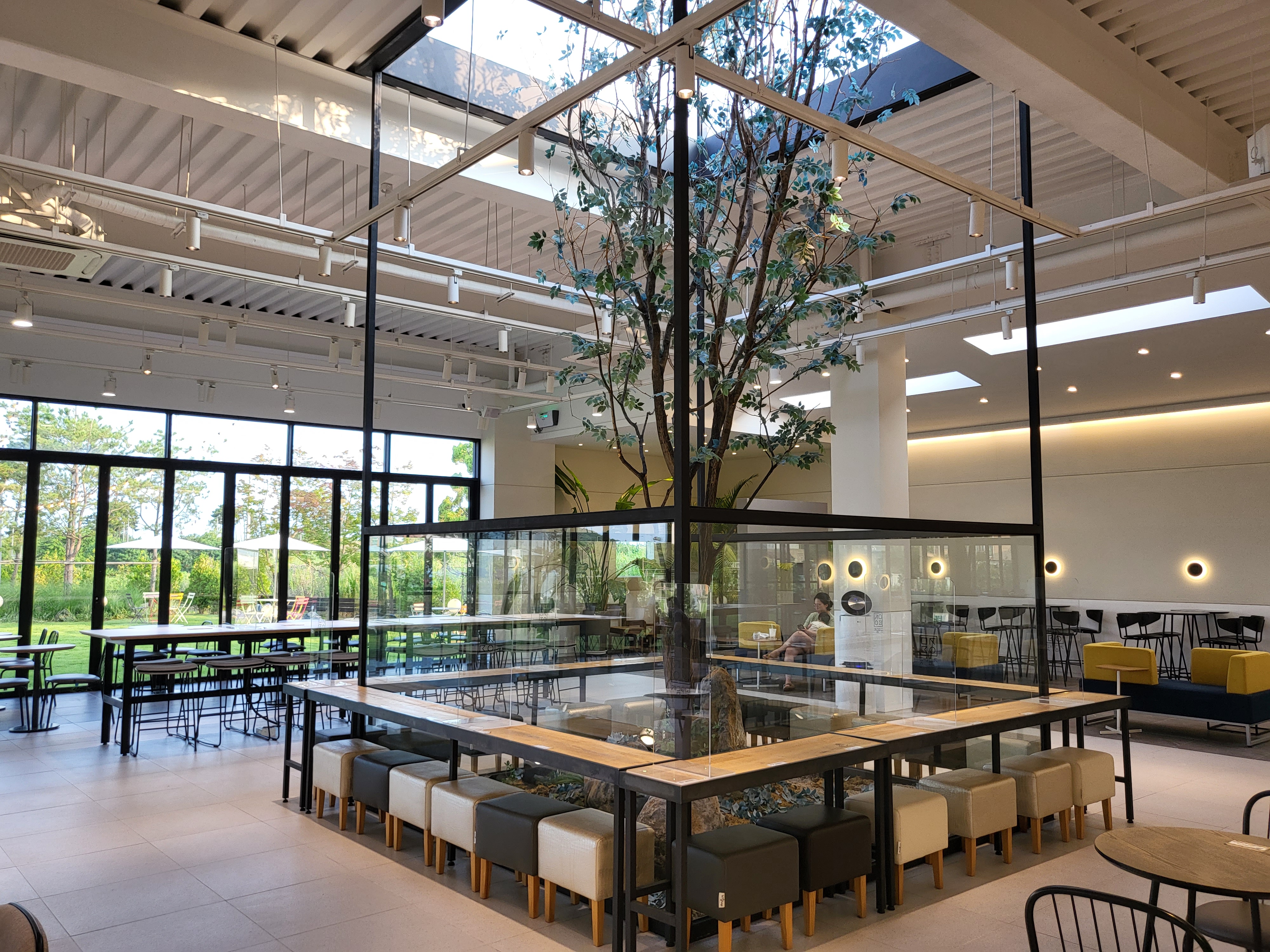 지금이곳 - 내부 중정