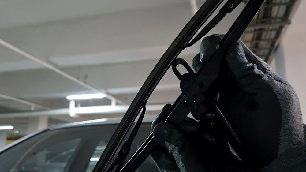 와이퍼 고정하는 모습