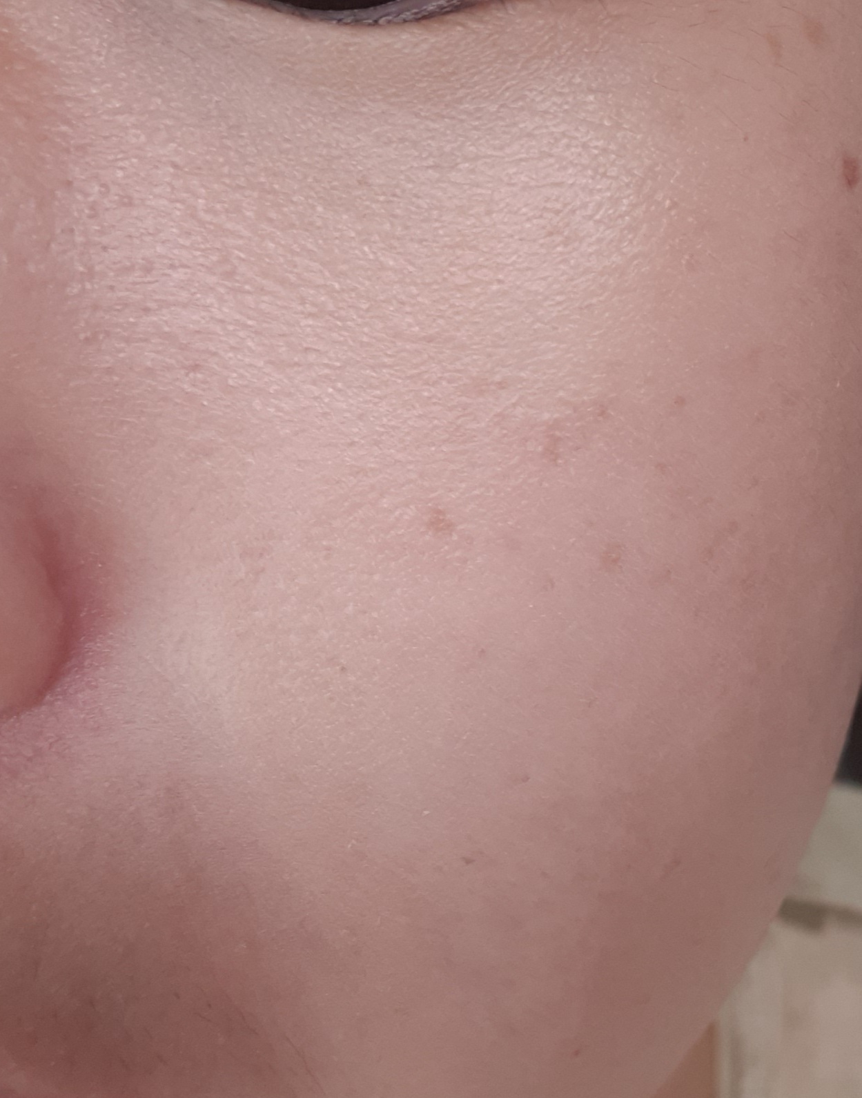 팩트 사용 전(오른쪽)