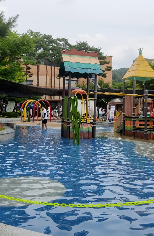 쉬는 시간에 수질 관리하는 직원