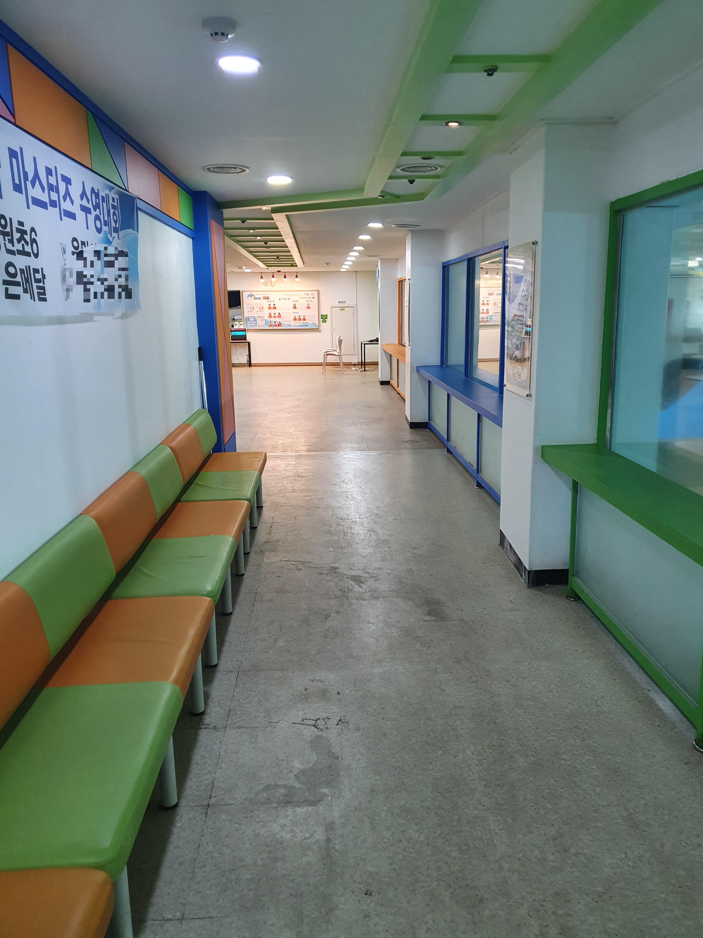 씨엘키즈 수영장 지하1층 복도