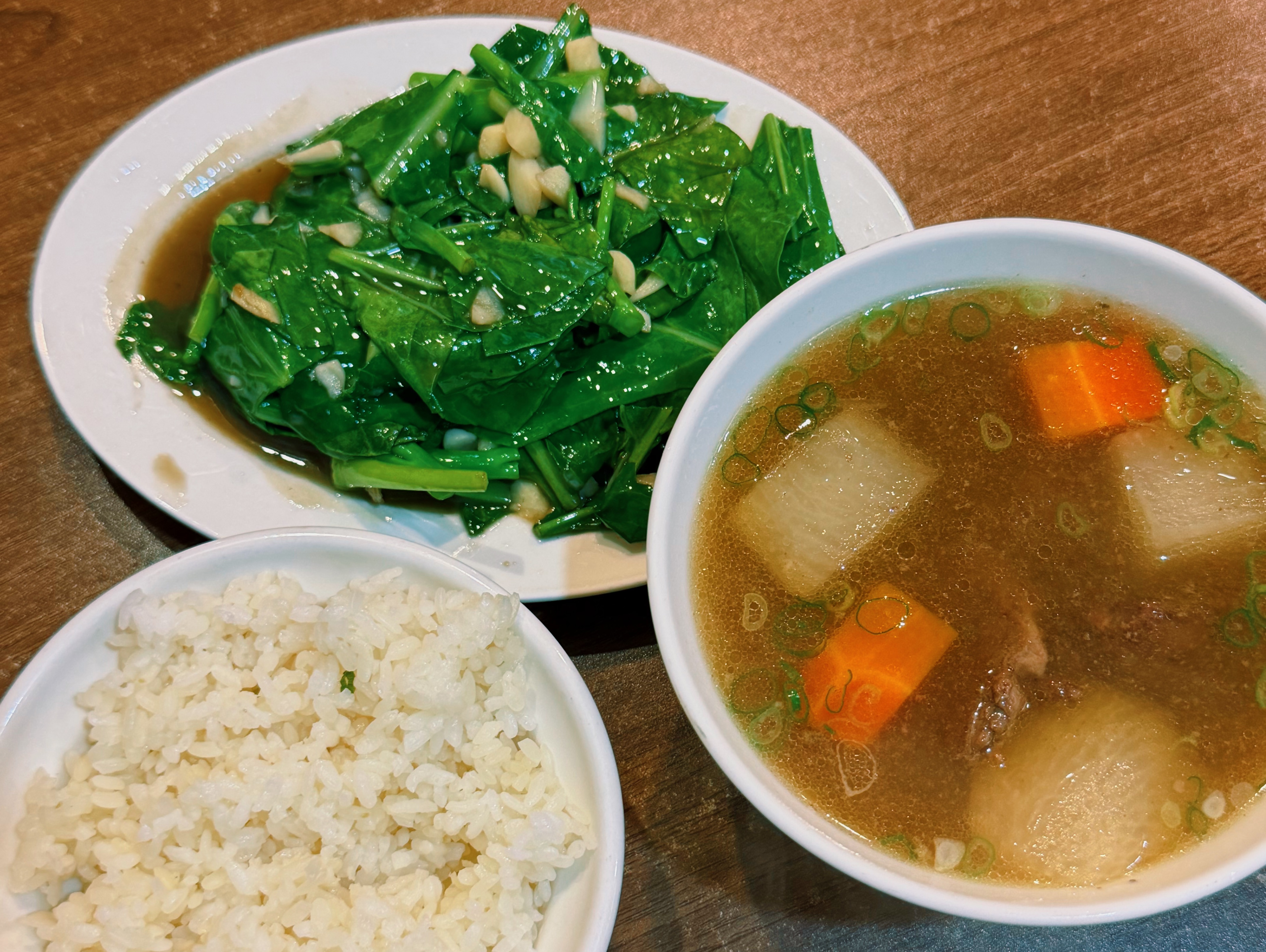 맑은 우육탕과 마늘 채소볶음, 공기밥