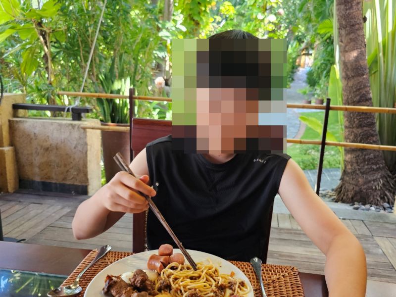 직접 찍은 무이네 뱀부빌리지 리조트에서 조식을 즐기는 아이의 모습