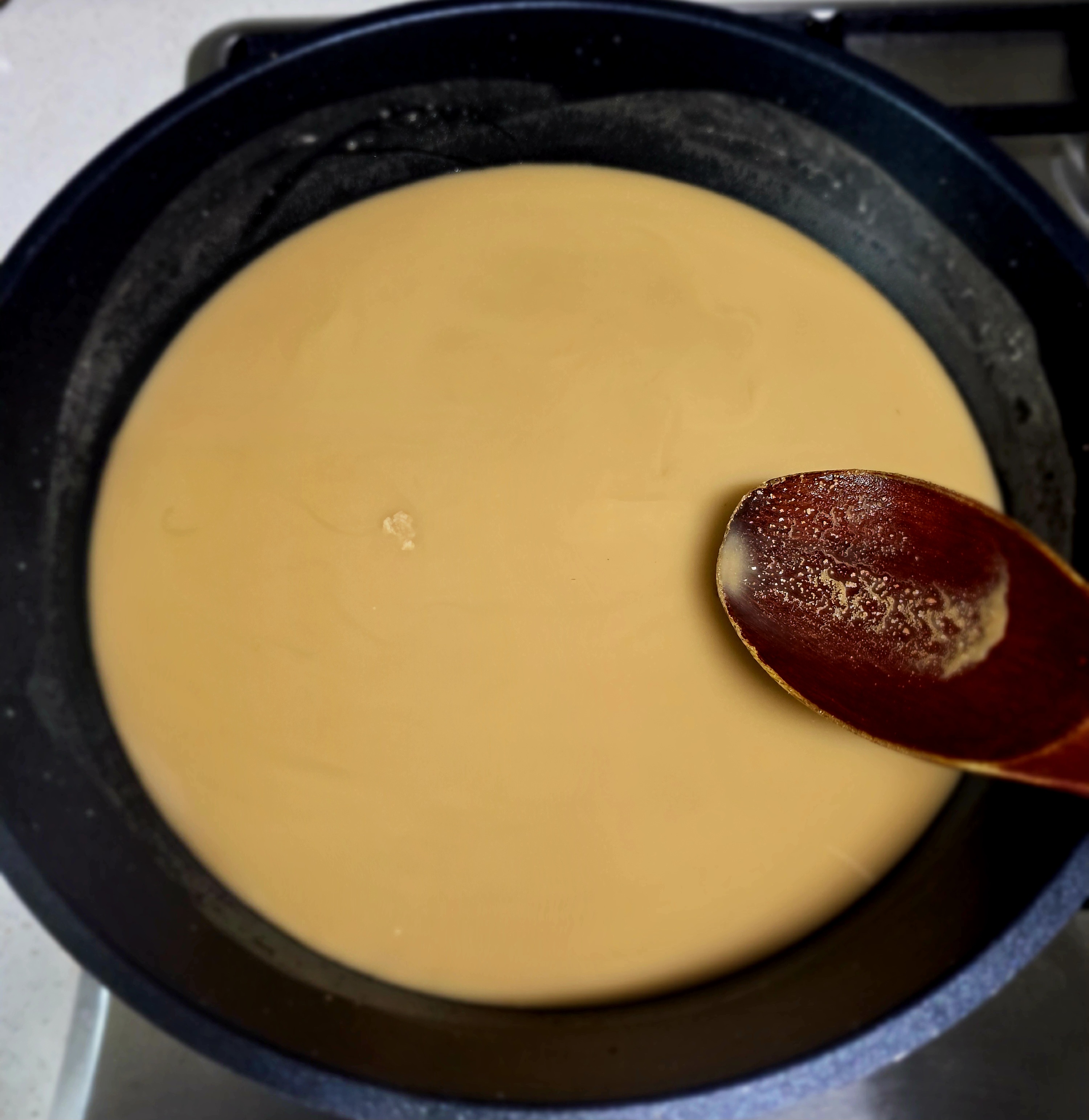 도토리-가루를-물에-풀어요.