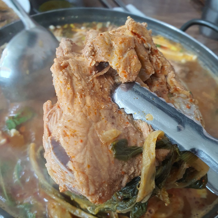 감자탕에-들어가있는-뼈다귀