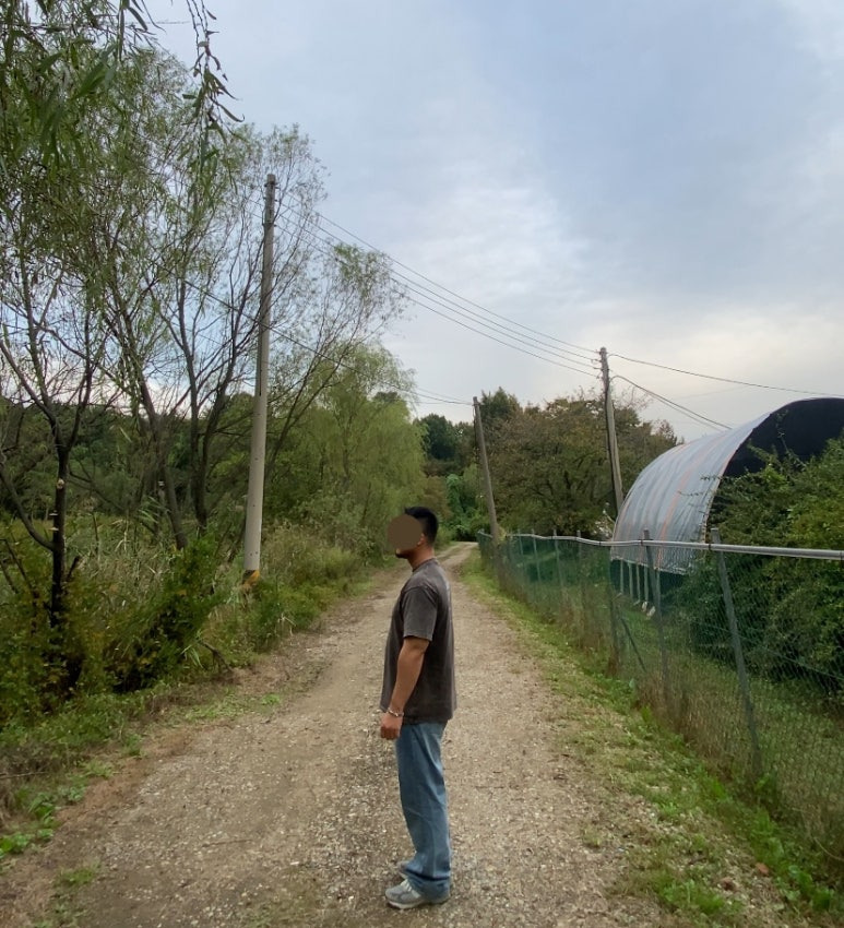 데일리룩('25. 10. 2.)크림소다랩 스톤 워싱 피그먼트 쿼터 블랙 화이트 반팔티셔츠, 빈티지팔찌, 무신사스탠다드 슬래쉬 데미지진 무파진 스트레이트 데님팬츠, 뉴발란스 993 그레이