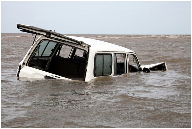 창문과 트렁크 문이 개방되어있는 침수 차량