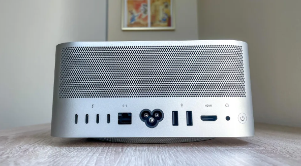 뒤쪽에서 바라본 Mac Studio, 포트 표시