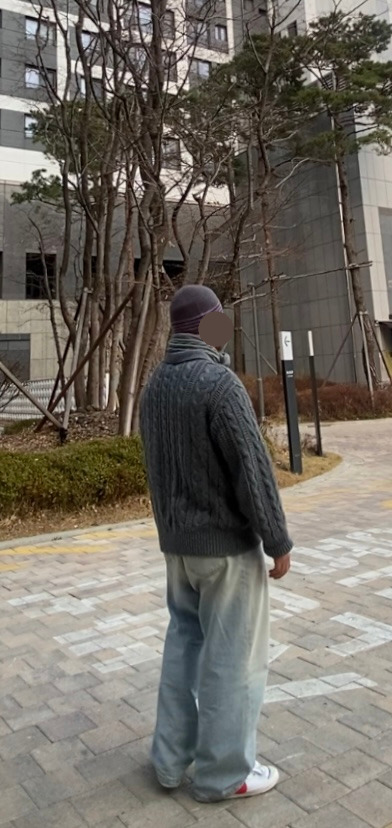 데일리룩('26. 3. 11.)루오에스펙 울니트햇 니트비니 버킷햇 벙거지, 세컨모놀로그 코튼 머플러, 커버낫 카디건, 에러스익셉티드 와이드 연청데님팬츠, 나이키 블레이저 미드77