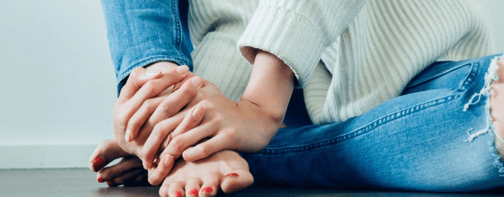 청바지 물이 든 흰 니트 예시