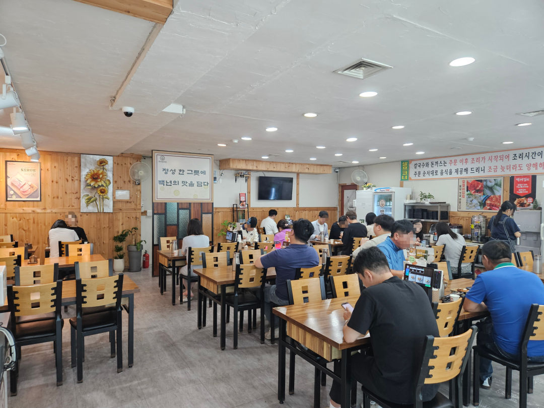 백세칼돈집 매장 내부