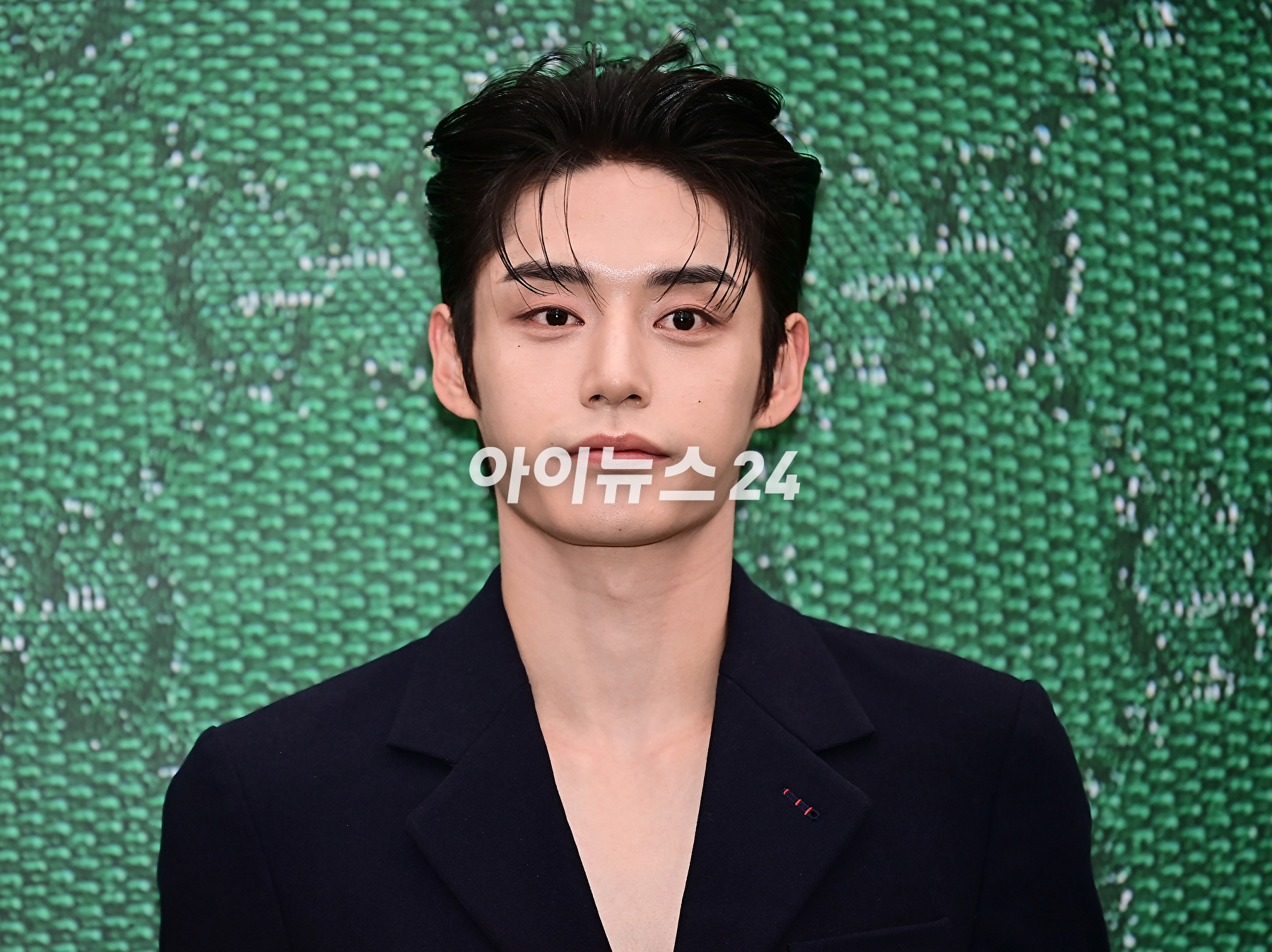 제로베이스원 김지웅이 6일 오후 서울 용산구 구찌가옥에서 열린 구찌(GUCCI) 신제품 출시 기념 행사에서 포토타임을 갖고 있다. [사진=곽영래 기자]