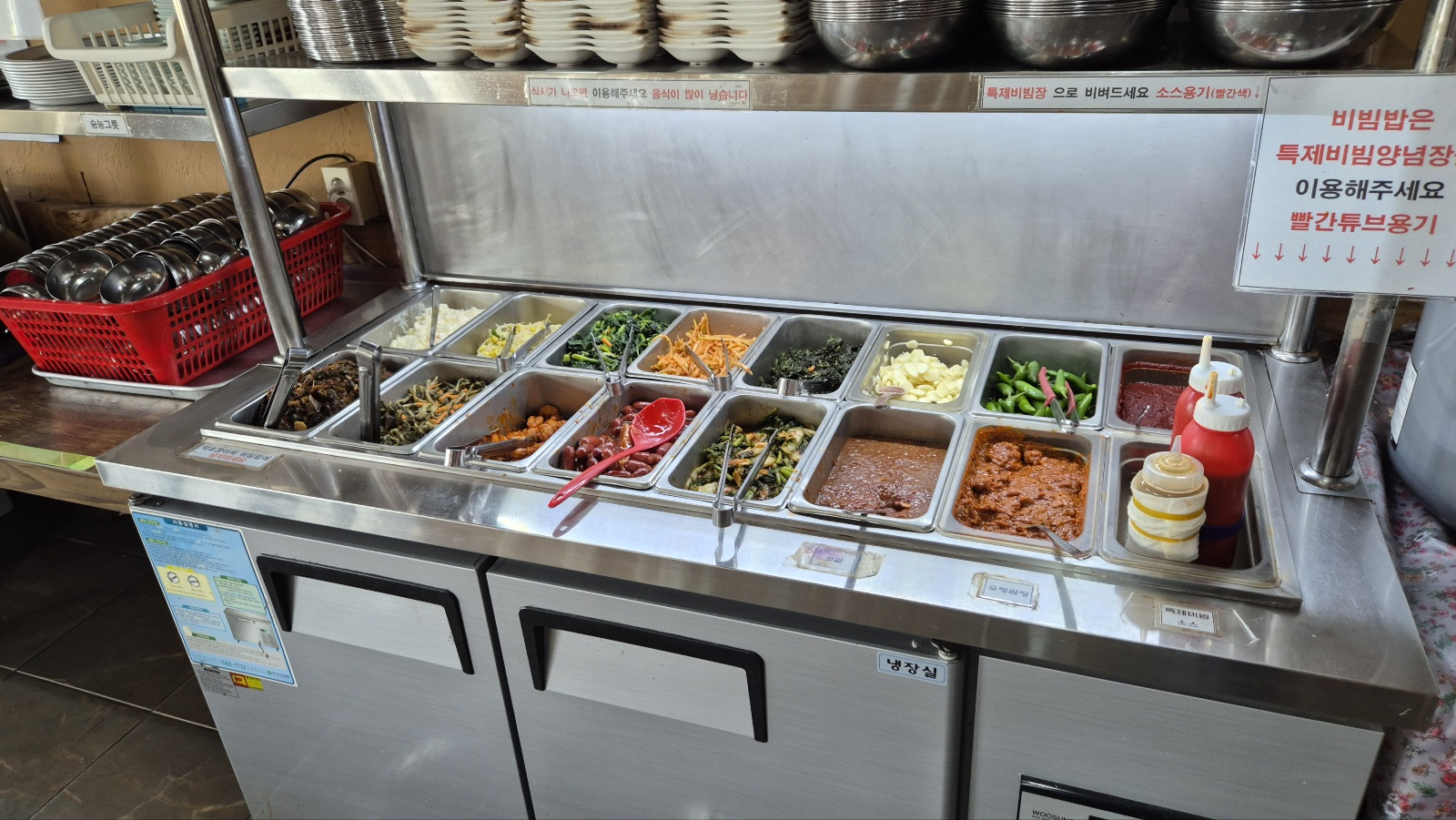각종 비빔밥 재료와 반찬이 있는 셀프바