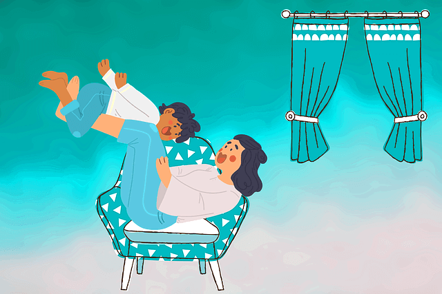 럼마가 작은 소파 의자에 앉아서 두 발들에 어린 아들을 태우고 놀고있다. 뒤에는 청록색 커튼이 쳐졌다.