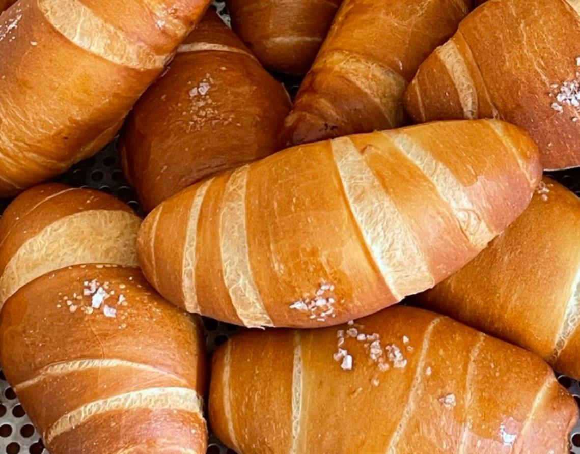 방금 구워져 나온 한국기행 소금빵