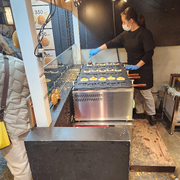 풀빵 같은 음식을 굽고 있는 모습