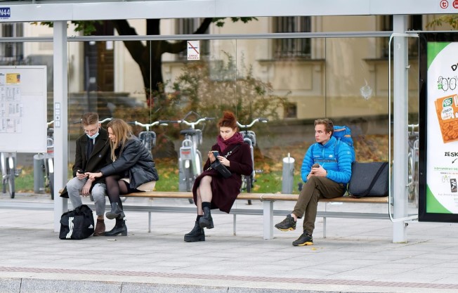 동남아 스마트폰 시장 (보급형 모델, 가격 전략, 기능)